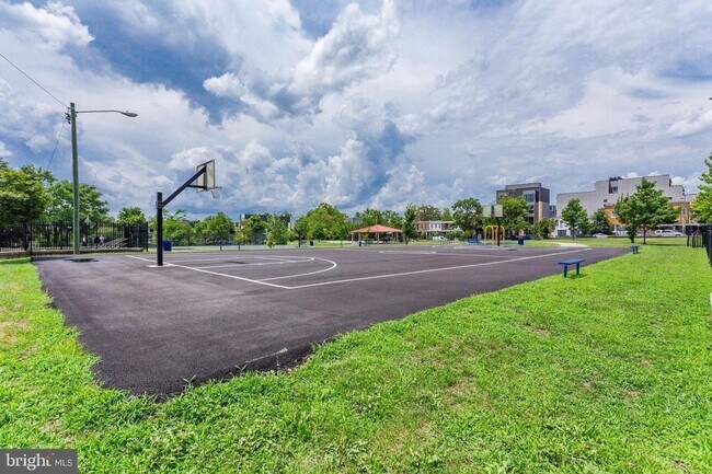 Building Photo - Gorgeous Rowhome Walking Distance to Colum...