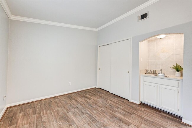 Building Photo - 2425 Augusta Dr
