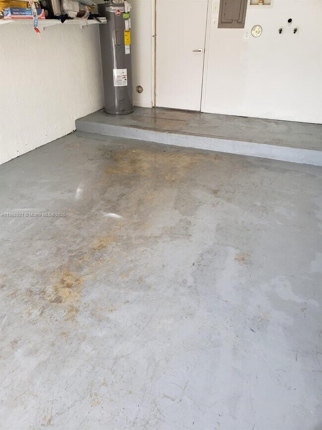 Building Photo - 1002 Sevilla Cir