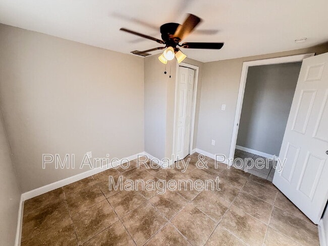 Building Photo - 818 Bayview Dr