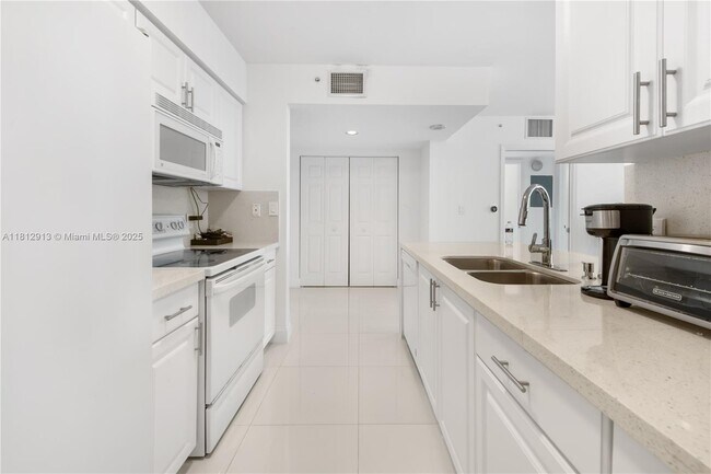 Building Photo - 1155 Brickell Bay Dr