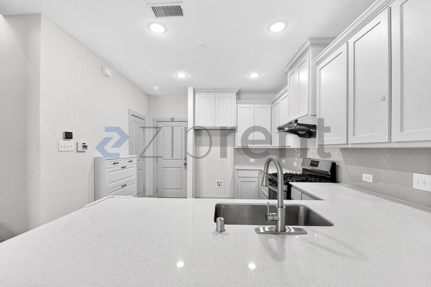 Building Photo - 3909 Sukay Dr