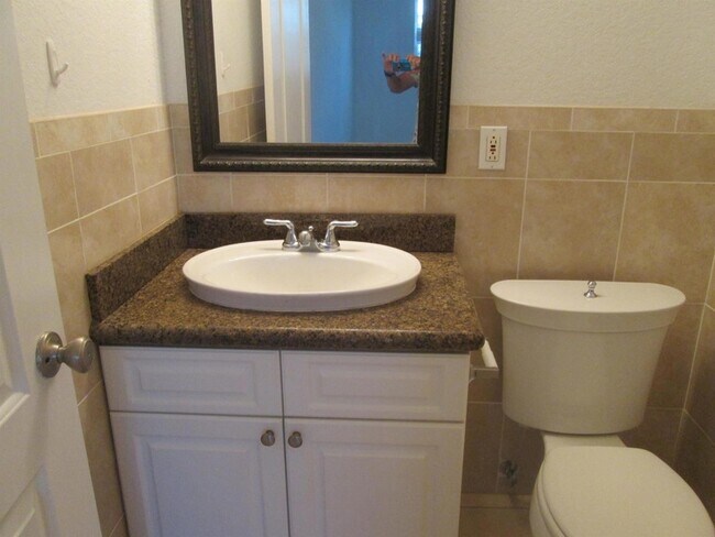 Building Photo - 405 N Cypress Dr