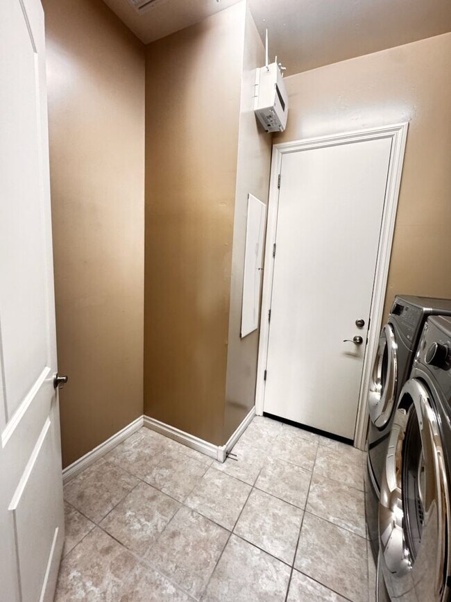 Building Photo - 4 Bedroom + den energy efficient Hamilton High