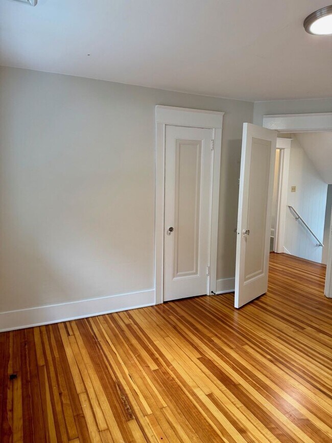 Building Photo - 302 Hasbrouck Ave