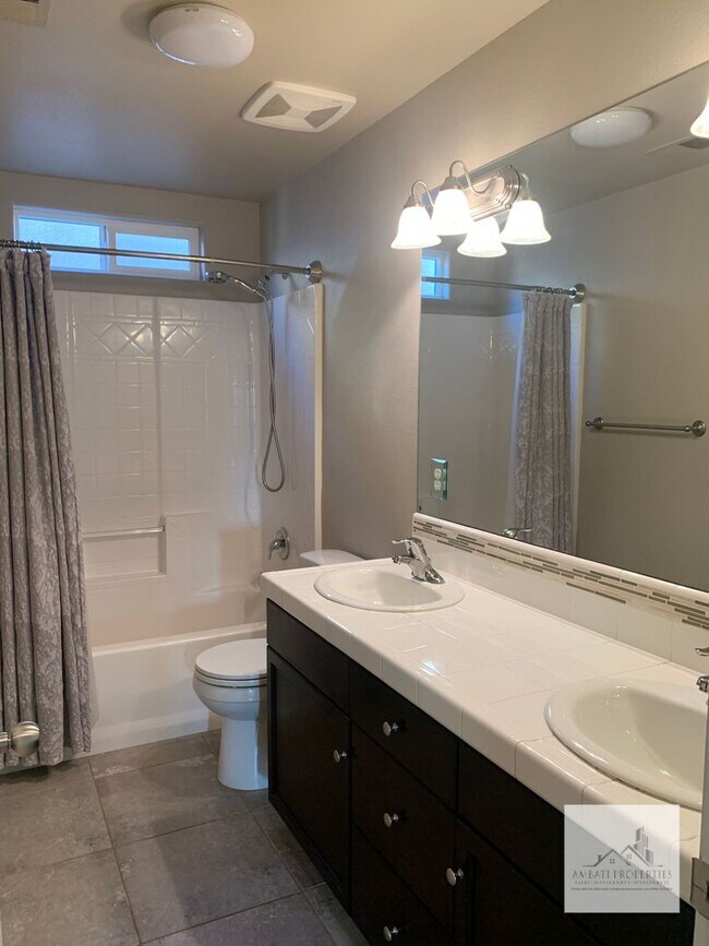 Building Photo - Spacious 4 Bedroom 3 Bath Home in Harlan R...