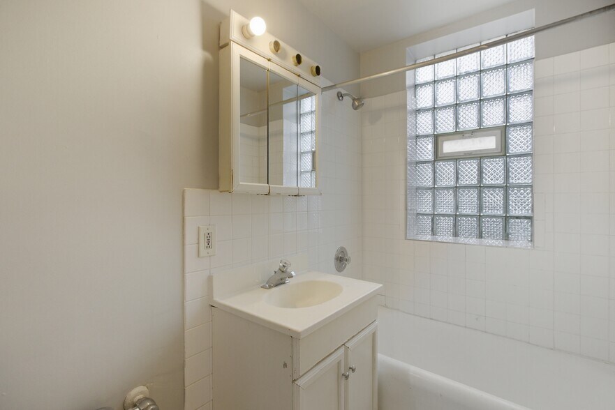 Building Photo - 1050 W George St