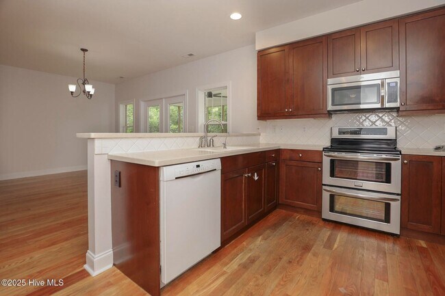 Building Photo - Rental Avail in Olde Point!