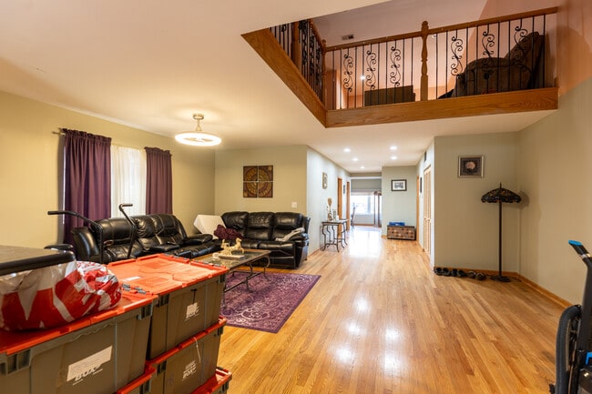 Building Photo - 4716 N Kilbourn Ave