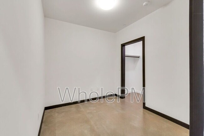 Building Photo - 1601 Park Ave