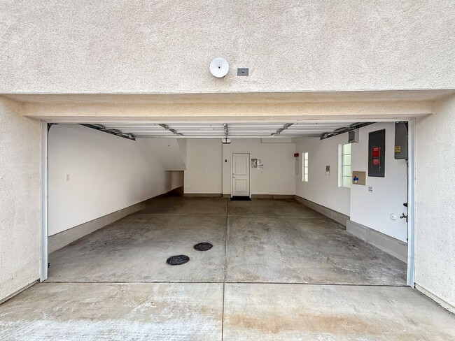 Building Photo - Newly Constructed 2B/2.5BA Townhome in Esc...