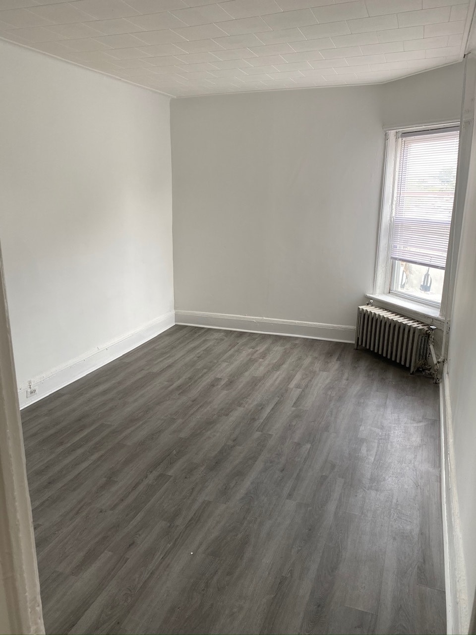 Living Area - 3244 John F Kennedy Blvd