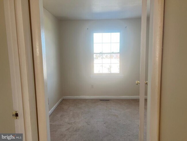 Building Photo - 16 N Pendleton Ct