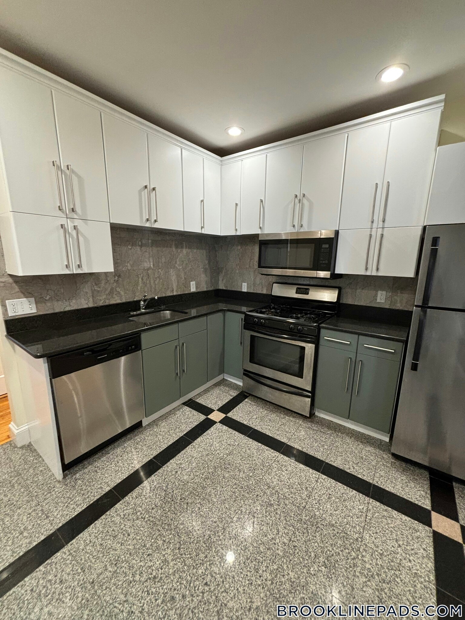 Building Photo - 69 Babcock St