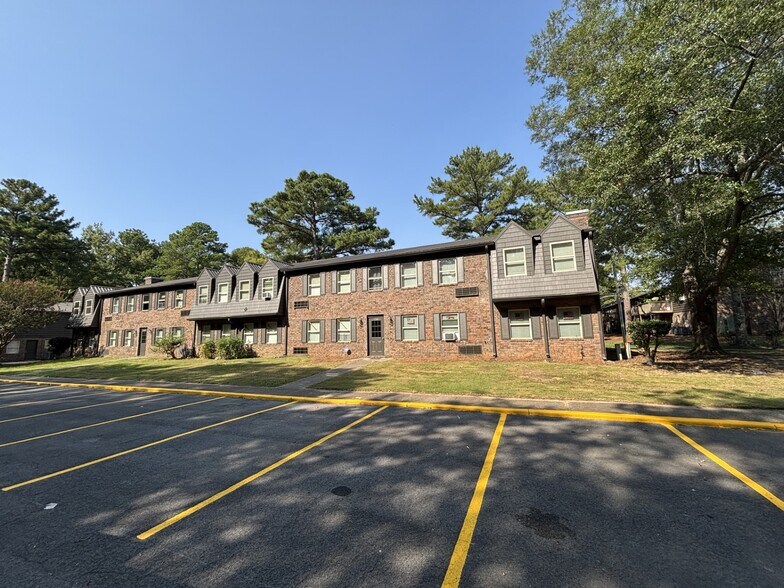 Building Photo - 1526 Charter East Cir