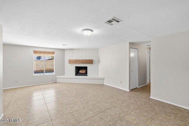 Building Photo - 1525 W El Alba Way