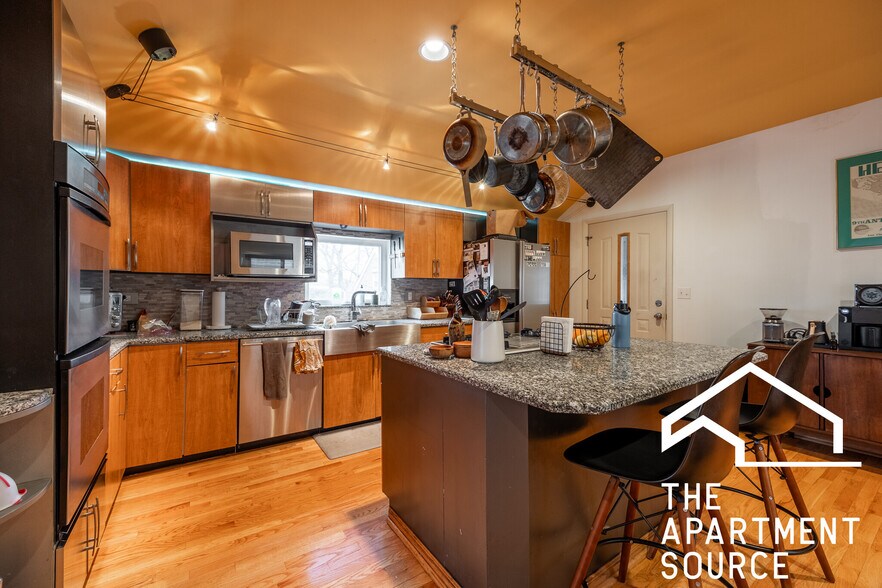 Building Photo - 1224 W Augusta Blvd