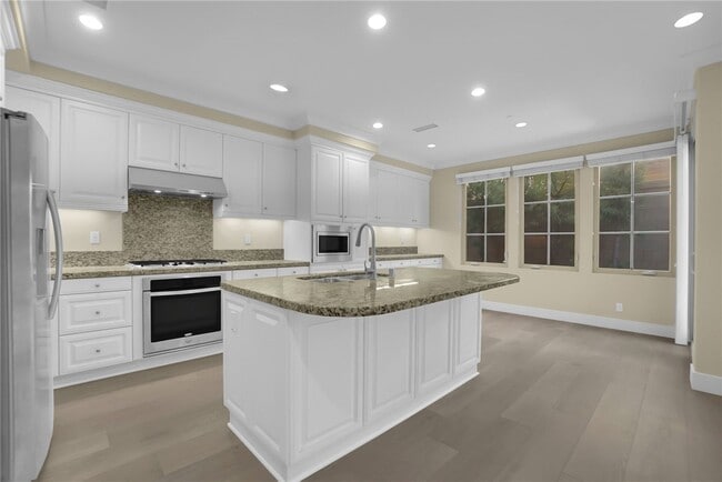 Building Photo - 64 Bianco