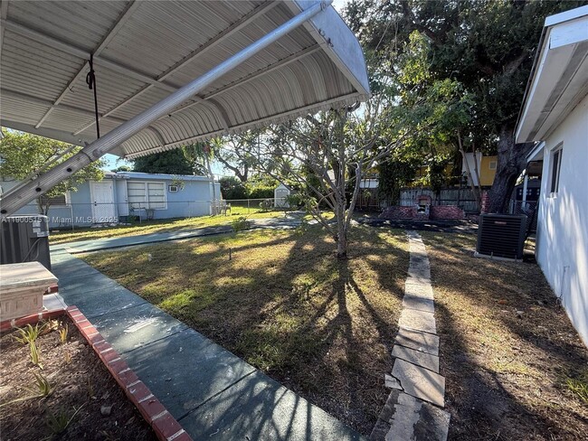 Building Photo - 1120 NW 32nd Ct