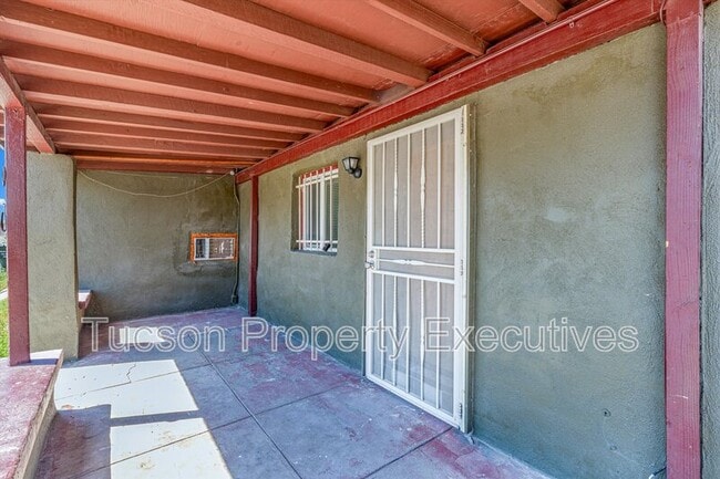 Building Photo - 2034 S 5th Ave