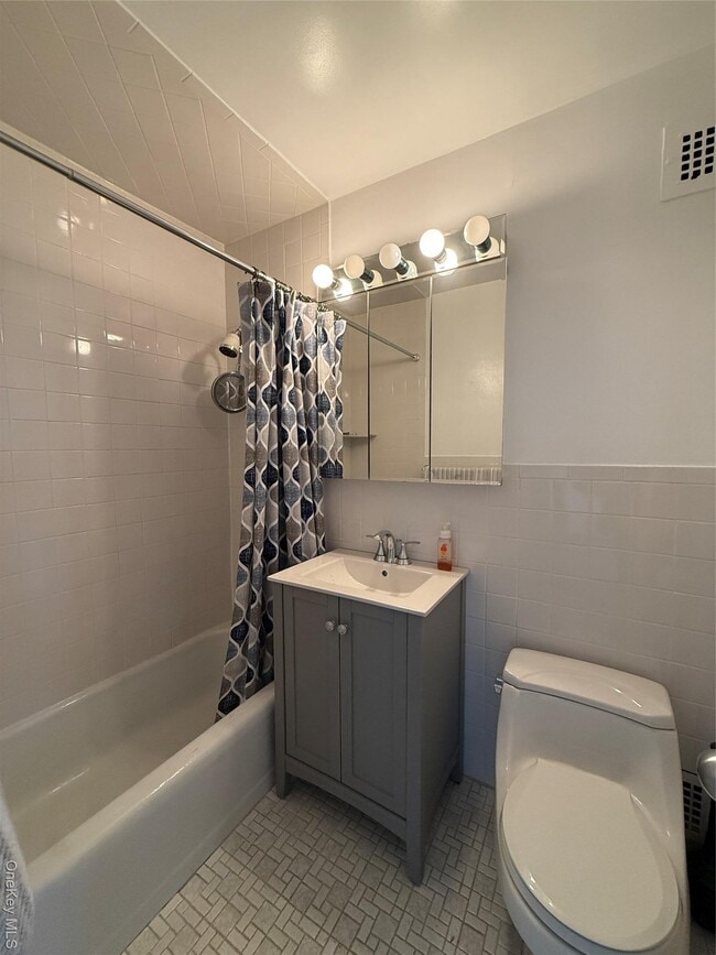 Building Photo - 61-20 Grand Central Pkwy