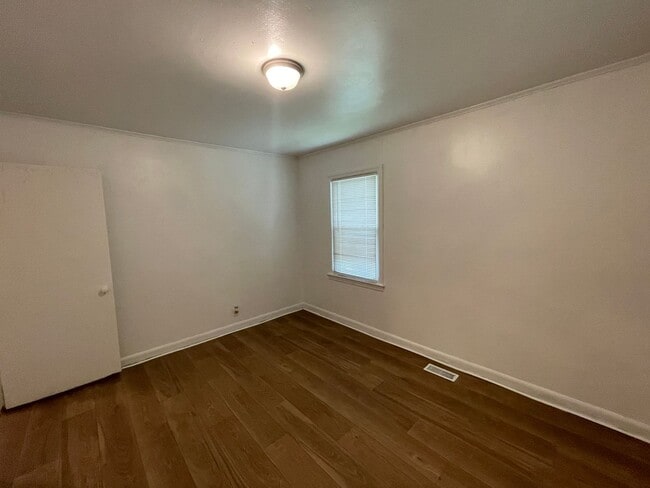 Building Photo - 3 bedroom 1 bathroom house available