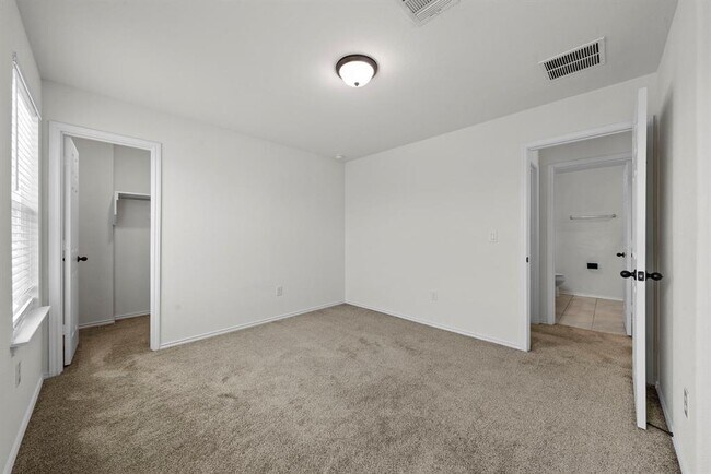 Building Photo - 544 Ayinger Ln