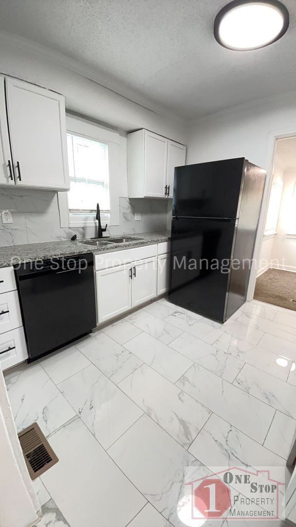 Building Photo - 3 Bedroom 2 Bathroom home in Kansas City!
