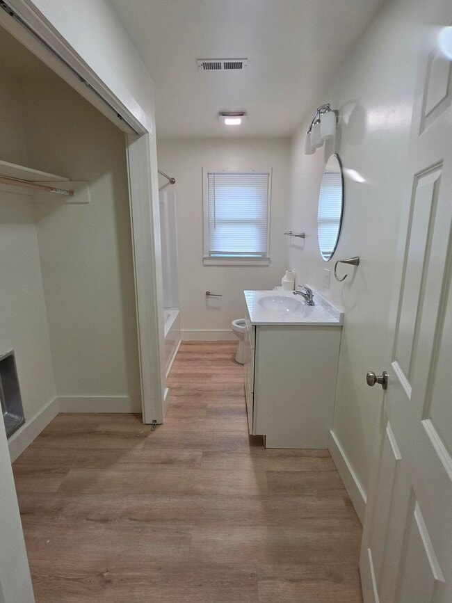 Building Photo - 3 bedrooms 2 bath