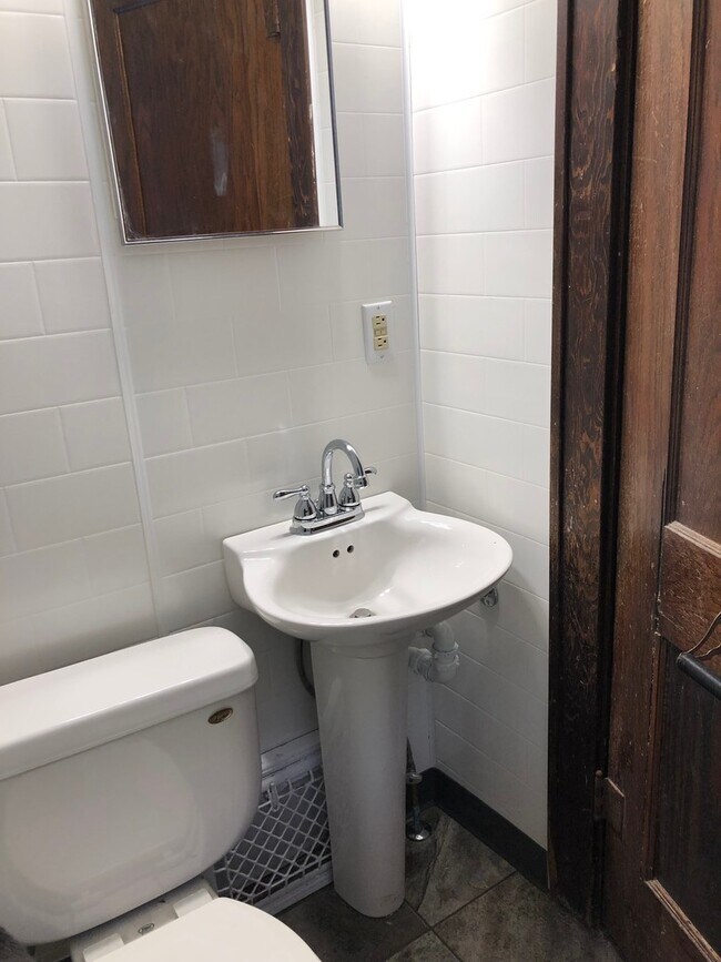 Building Photo - 918 S 1st Ave