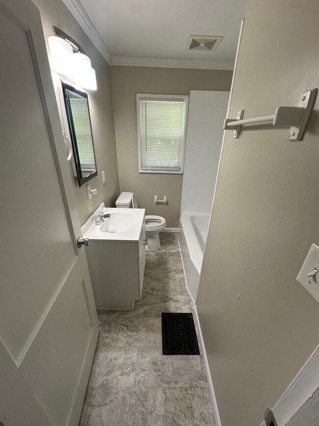 Building Photo - 3 potential 4 bedroom in desirable Beech G...