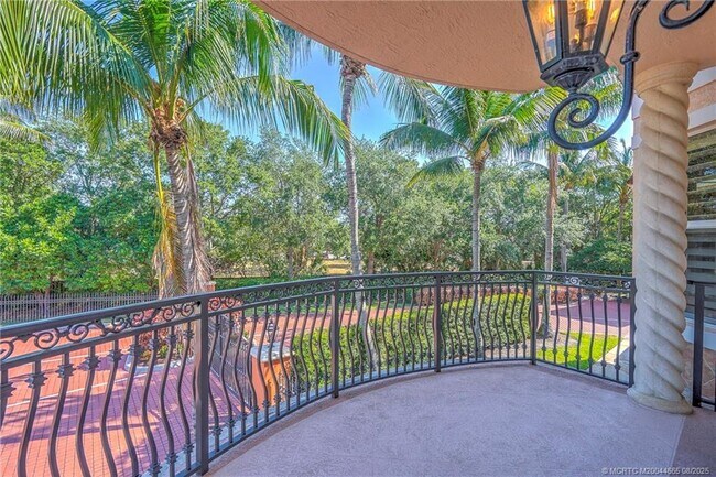 Building Photo - 1528 NE Outrigger Landings Dr