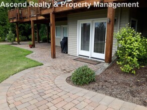 Building Photo - Unique Opportunity to Lease 2 Bed Lower Unit in Executive Home Utilities Included Quick Access to...