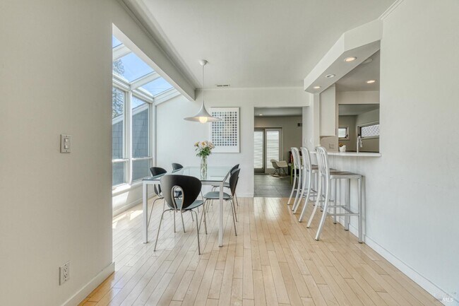 Building Photo - 1704 San Anselmo Ave