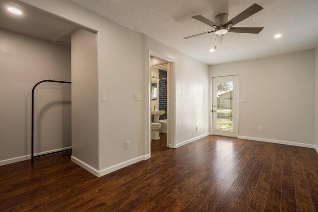 Building Photo - 501 El Paraiso Rd NW