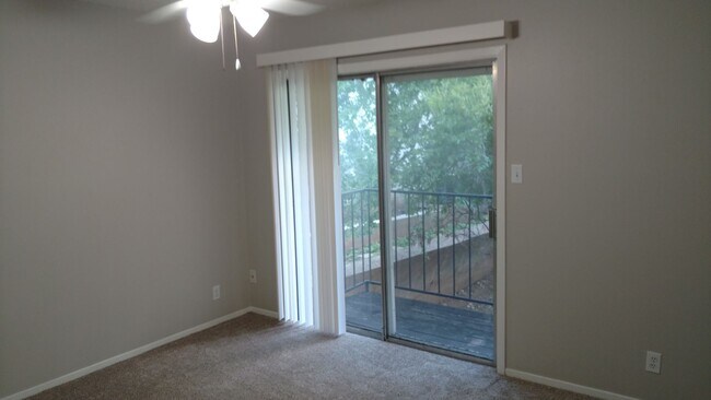 Building Photo - 1302 Hollow Creek Dr