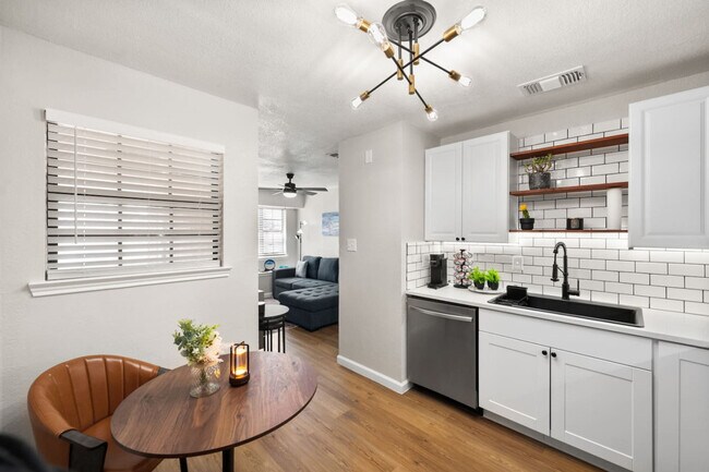 Building Photo - 1700 Crestpoint Dr