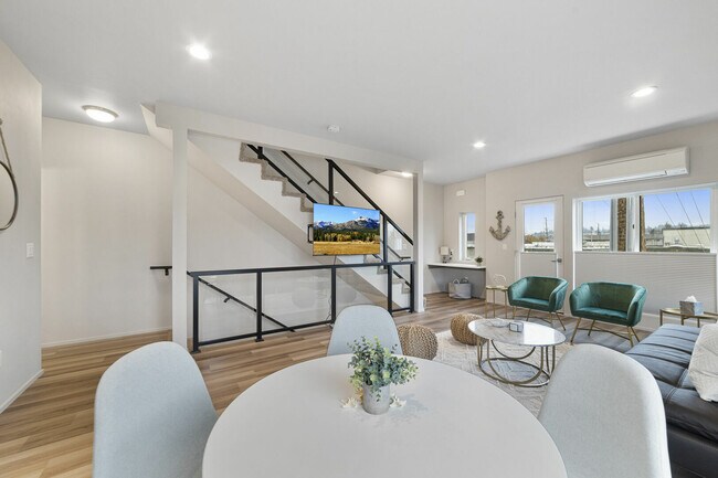 Building Photo - 906 21st St