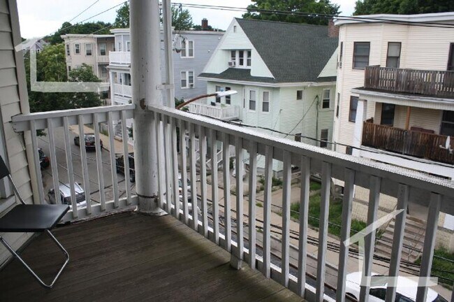 Building Photo - No Brokers Fee, Pets Friendly, Eat-in Kitchen, Big Bedrooms, Laundry on a Site