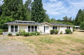 Building Photo - 3-Bedroom Gig Harbor Retreat with Private Setting and Modern Comforts