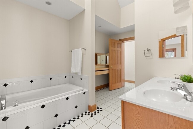 Building Photo - 25 Pleasant St