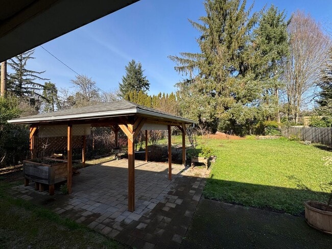 Building Photo - 4 Bedroom, 2 Bath House in SE Eugene