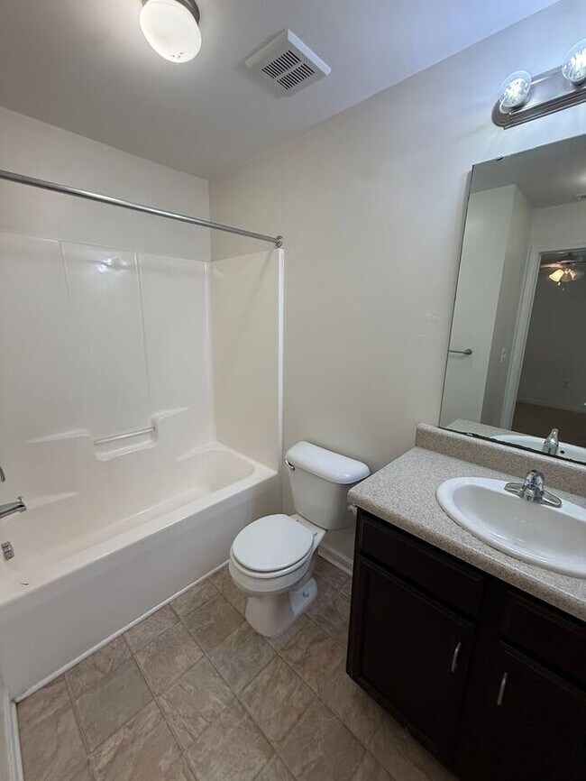 Building Photo - 4 Bed 4 Bath Condo with New carpet available now!!!