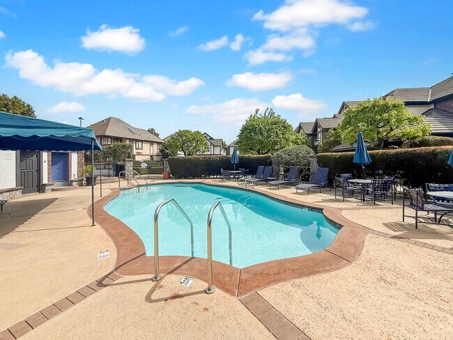 Building Photo - Stunning 4B/3BA House in Gated Community in Carlsbad!