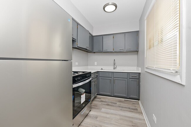 Interior Photo - 7806-7812 S Troy