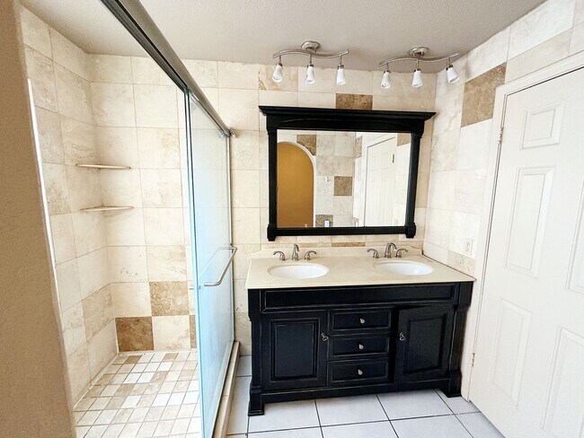 Building Photo - Coming Soon! Scottsdale Home 3/2 Bed/Bath - Available Now!