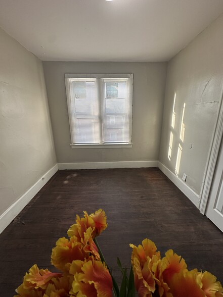 Upstairs Unit - 4820 Haverhill St