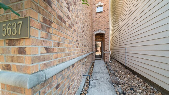 Building Photo - 5637 Oasis Palm Ln