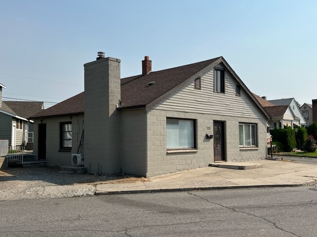 Primary Photo - Spacious 3 bed, 1 bath, a/c, d/w and bonus...