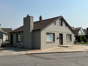 Building Photo - Spacious 3 bed, 1 bath, a/c, d/w and bonus...